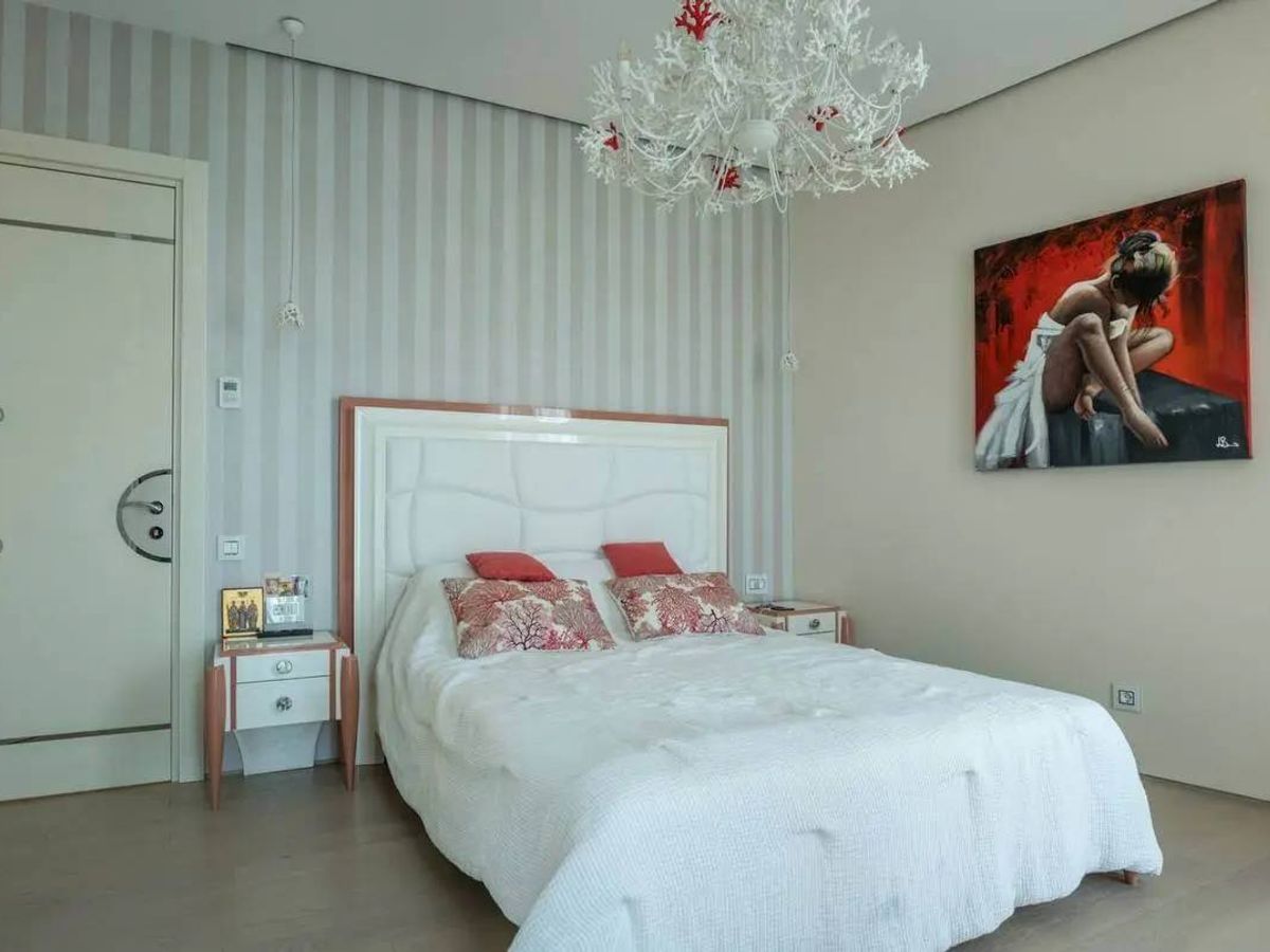 Spacious Four-Bedroom Apartment in Dukley Gardens Budva 4
